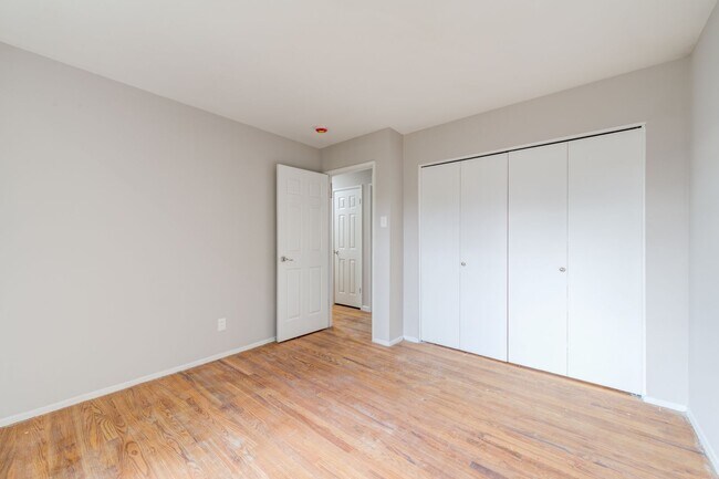 Building Photo - 3 bedroom 2 bath house with attached garage.