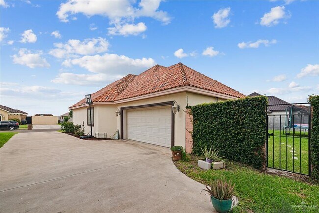 Building Photo - 34 W Rhin Dr