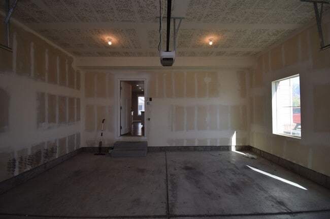 Building Photo - Charming 4 bed Sandy Home, with HOA in Fantastic Location!!!