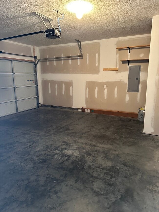 Building Photo - Tranquil South Retreat: Spacious 5-Bed Home with Fenced Yard, Pet-Friendly, Washer/Dryer Included