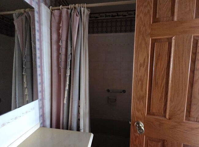 Building Photo - FOR LEASE!!