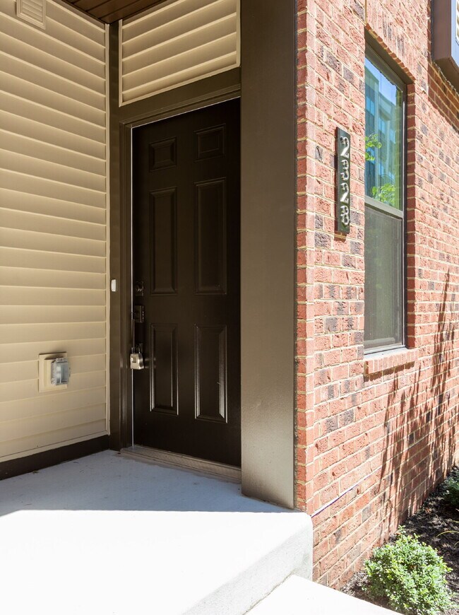 Building Photo - Elegant Townhome Living Near Herndon Conveniences