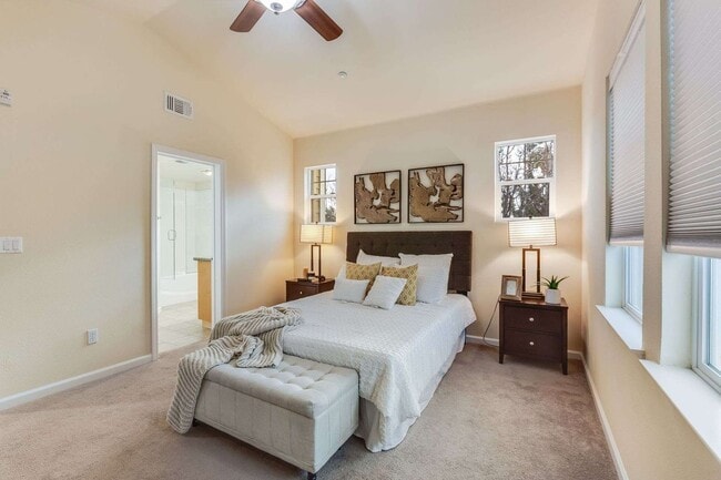Building Photo - Stunning Top-Floor Condo with Open Layout,...