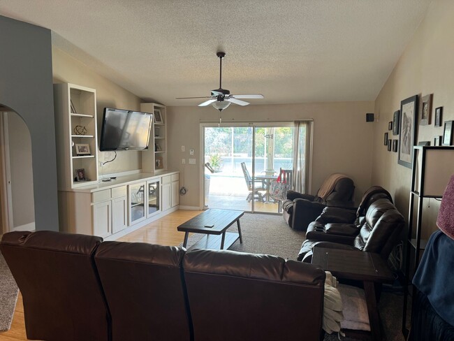 Building Photo - 4 bed 2bath with Pool