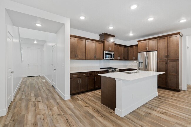 Building Photo - Move-In Ready Elegance - 4 Bedrooms! Pet Fridley!