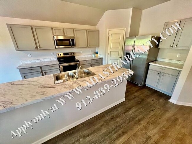 Building Photo - Like New Ranch in Spring Hill-Available in...