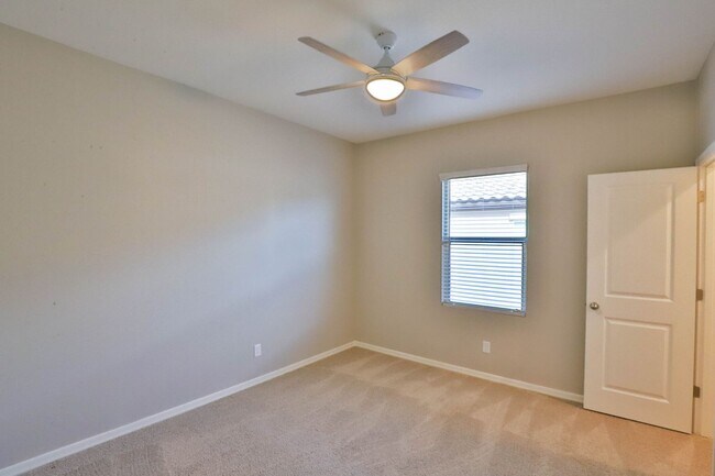 Building Photo - Spacious 4 bed 3 bath