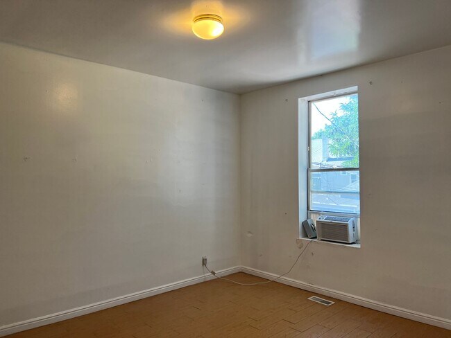 Building Photo - Good size private guy room in avenues !