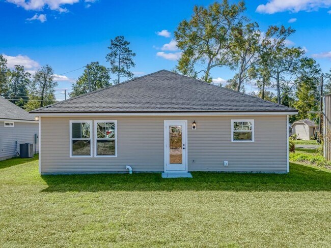 Building Photo - Spooktacular 3 Bedroom Available in Wakull...