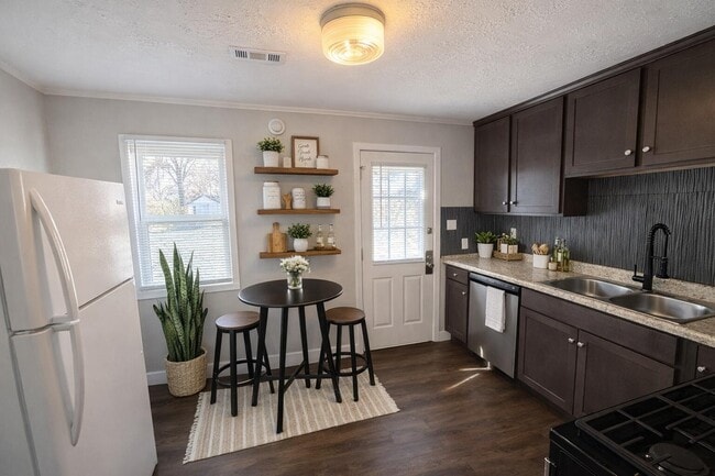 Building Photo - 210 Highview Ave