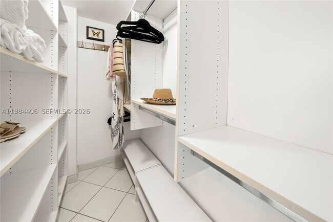 Building Photo - 2555 Collins Ave