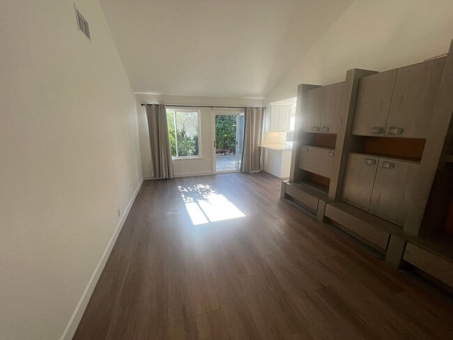 Building Photo - Beautiful 4 bed 2 bath home in San Jose with AC. Must See!