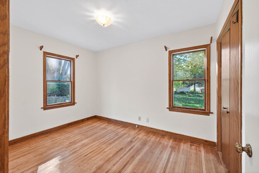 Building Photo - 1049 Sterling St N