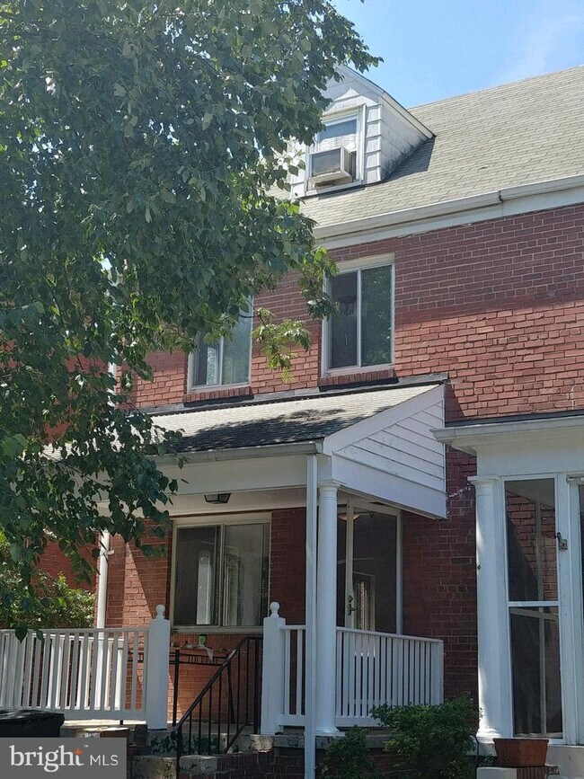 Building Photo - 1226 N Lincoln St