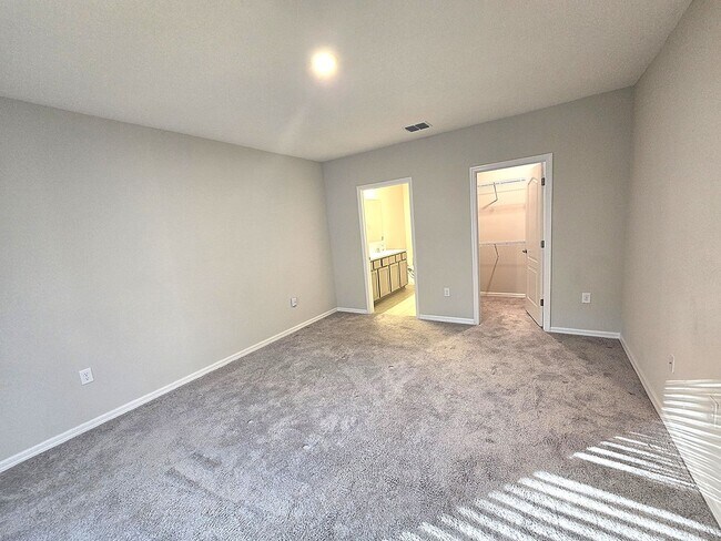 Building Photo - Stunning 4 bedroom, 2-bathroom home