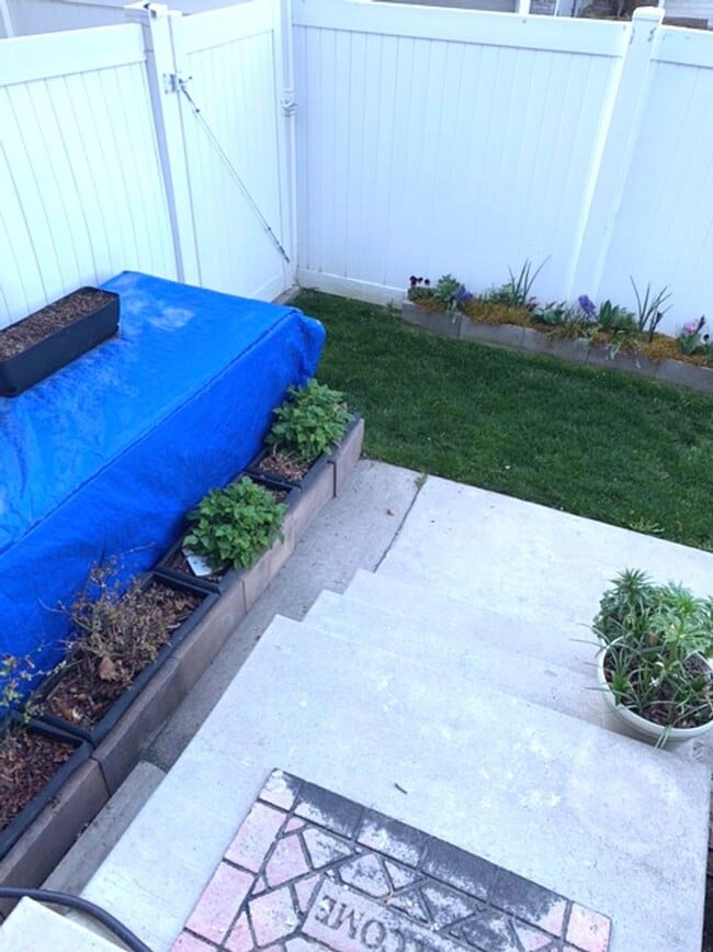 Building Photo - Pet Friendly Townhome in Provo