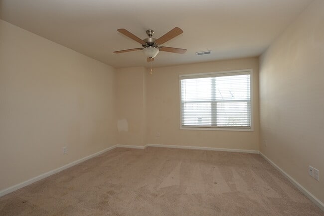 Building Photo - Beautiful townhome in desirable Terrell Community