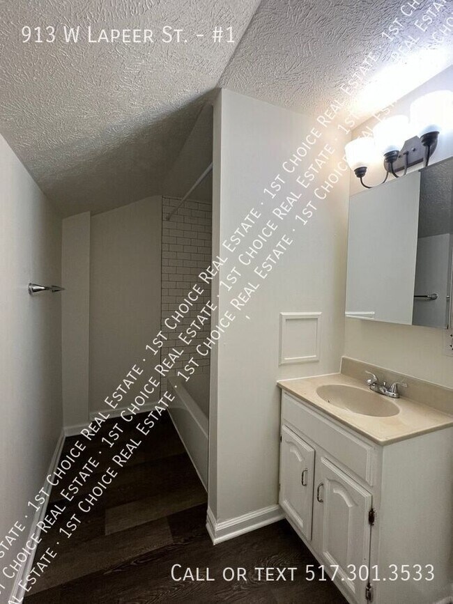 Building Photo - 913 W Lapeer St