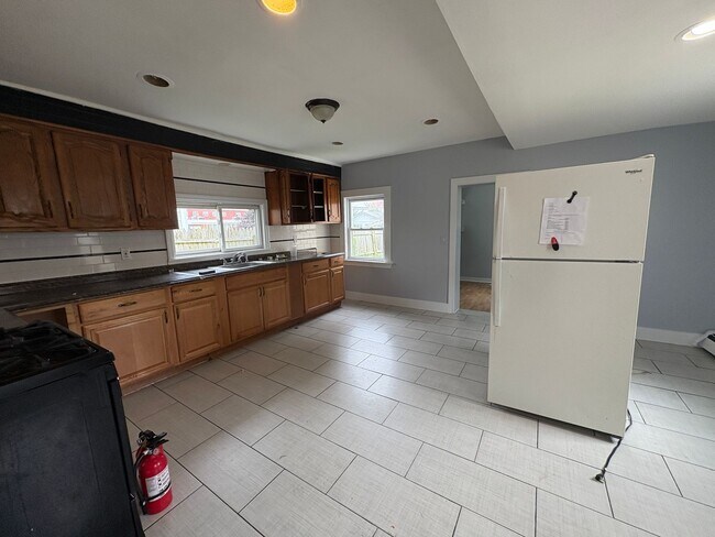 Building Photo - Large 5 Bedroom 2 Bathroom Single Family H...