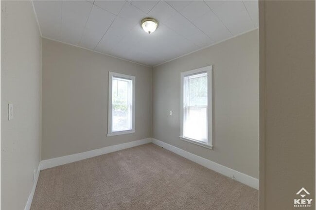 Building Photo - 1258 N Lewellen Ave
