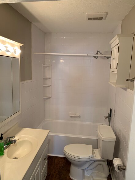 Full bathroom - 128 N 6th Ave