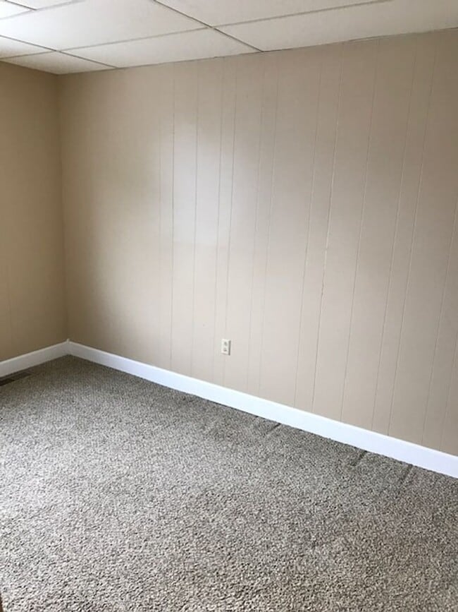Building Photo - 3BR, 1.5 Bath Single Family Home - Brainer...
