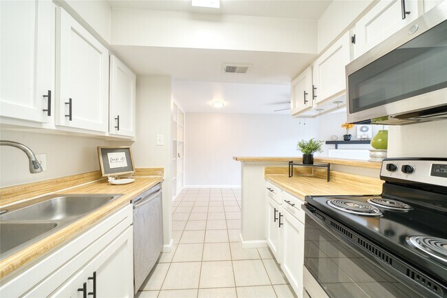 Primary Photo - 6001 Reims Rd