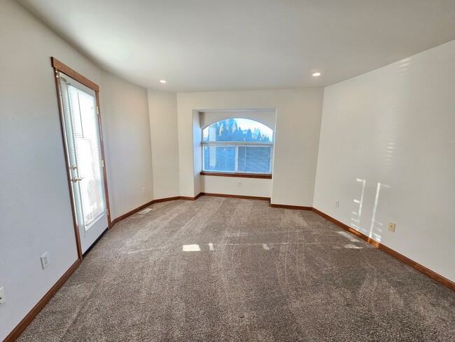 Building Photo - Lakefront Condo in Gated Community