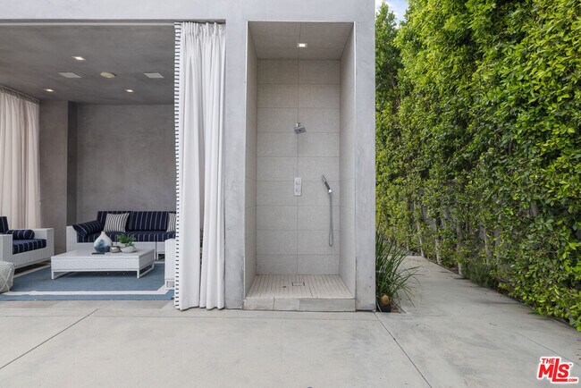 Building Photo - 5365 Vanalden Ave