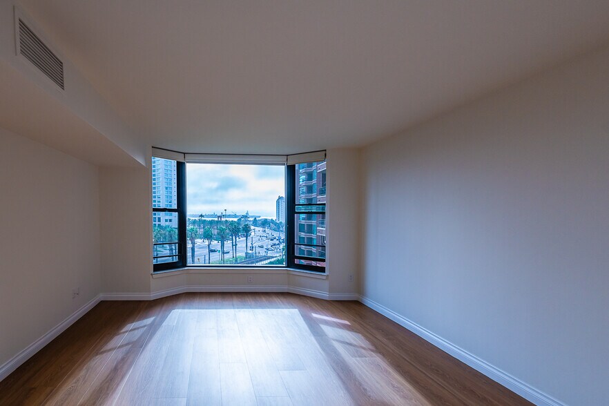 Building Photo - 500 W Harbor Dr