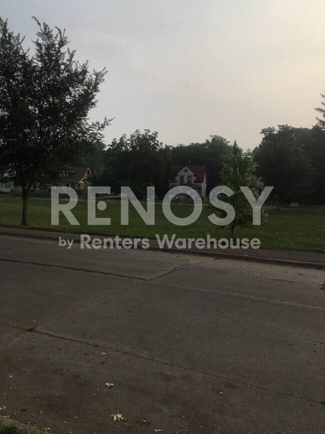 Building Photo - Wonderful 2BD / 1 BA DUPLEX  in Minneapolis Available 1/1/2024!