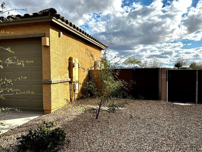 Building Photo - 4 Bedroom Home with 3-Car Garage in Gladde...