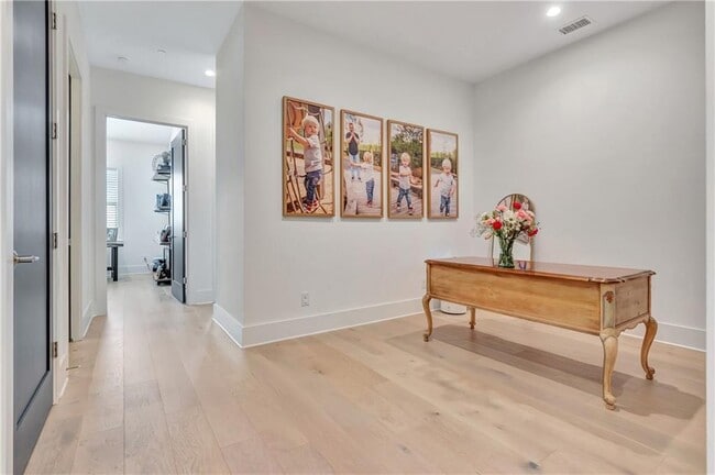 Building Photo - 580 Heatherden Ave