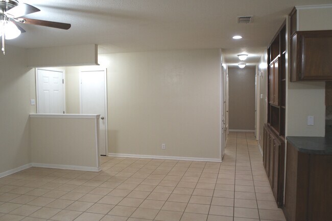 Building Photo - 421 Brigadoon St