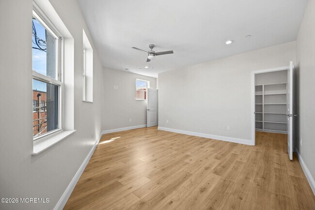 Building Photo - 207 Main St