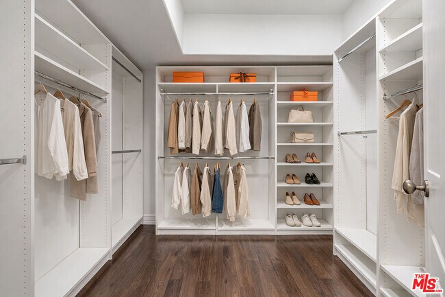 Building Photo - 353 S Reeves Dr