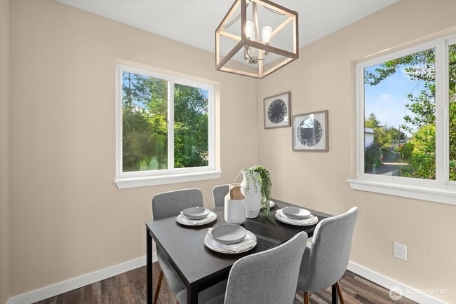 Building Photo - 6423 Ellis Ave S