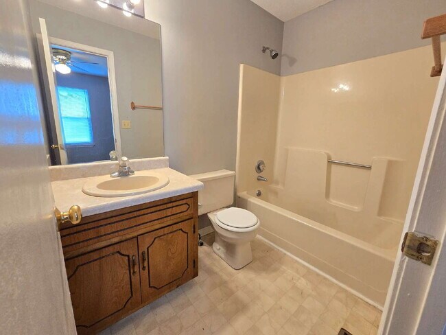 Building Photo - 572 Danielle Dr