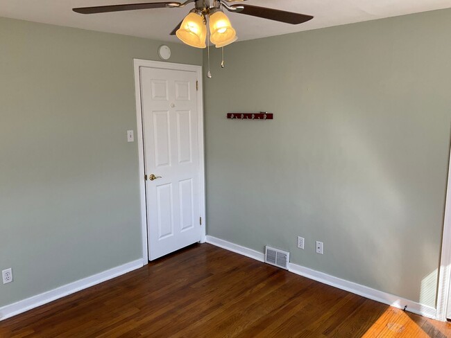 Building Photo - Surprisingly Spacious! 3-Bedroom 2 bath Ho...