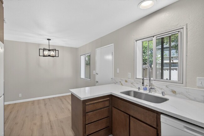 Building Photo - Spacious Condo in Santa Clara - Easy Commute!