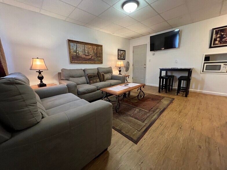 Building Photo - 1001 6th Ave N