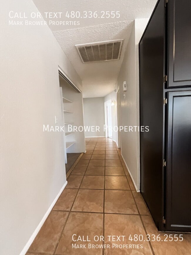 Building Photo - 1349 W Gila Ln