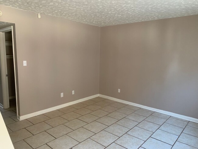 Building Photo - Two bedroom Townhouse! (Shameika)