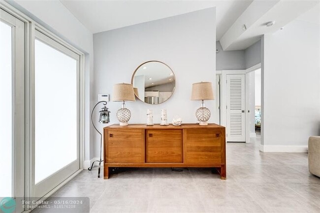 Building Photo - 1704 SW 4th Ct