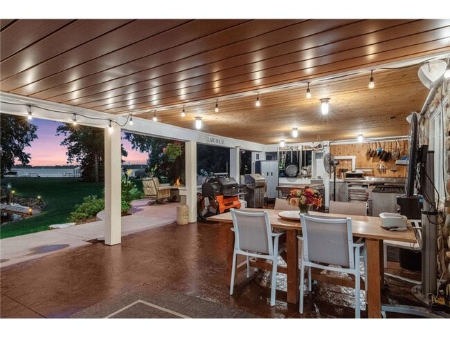 Building Photo - 3135 Shoreline Dr