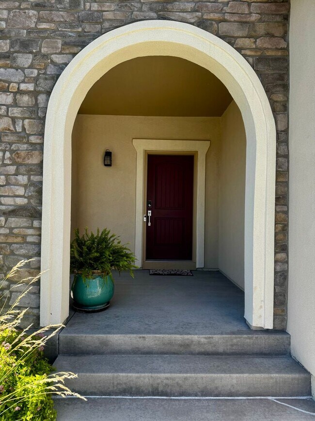 Building Photo - Stunning 5 Bedroom Home in Cordera with access to Community center with pool