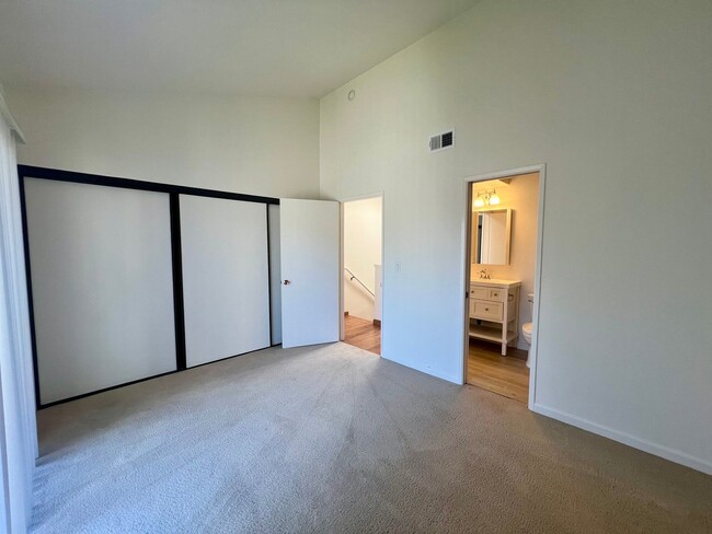 Building Photo - Stunning, spacious and large Milpitas cond...