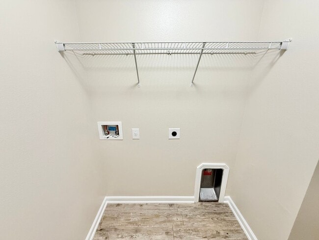 Building Photo - Spacious 5-Bedroom Home - Open Concept