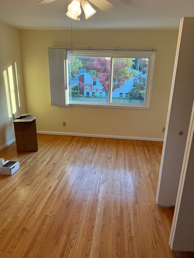 Building Photo - 1585 W Highland Pkwy