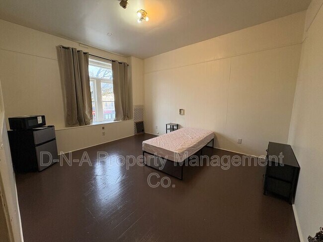 Building Photo - 729 Main St